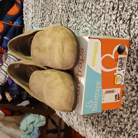Women's Baretraps Janine Memory Foam Taupe Tan Flats Shoes Size 9 1/2 M - Picture 8 of 8